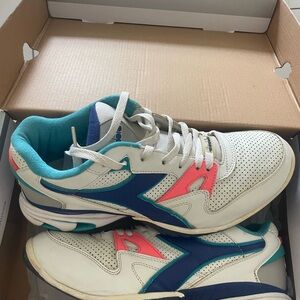 Diadora Tennis shoes